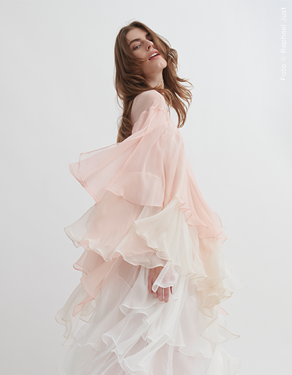 Frau in fließendem FEMME MAISON Kleid