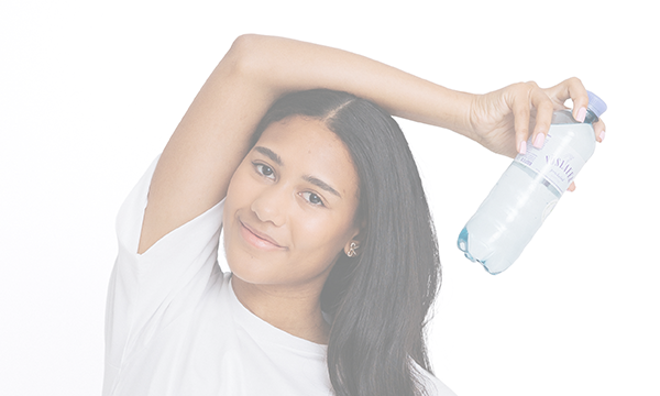 Frau mit Vöslauer Prickelnd 0,5l Flasche – Kundenkonto bei Vöslauer verwalten