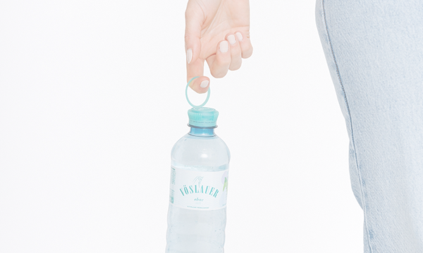 Nahaufnahme einer Hand mit Vöslauer Ohne 0,5l Flasche – sichere Zahlung & Datenschutz