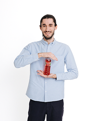 Frau mit rePET Flasche