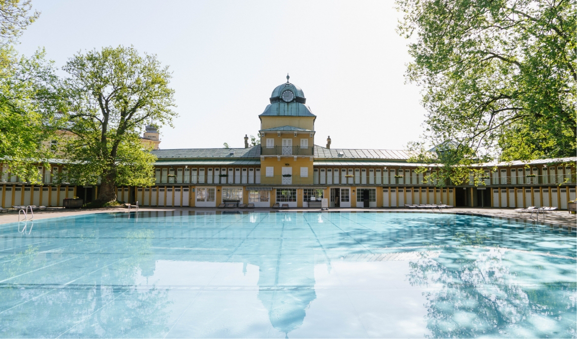 Sicht auf das Poolbecken im Thermalbad Bad Vöslau
