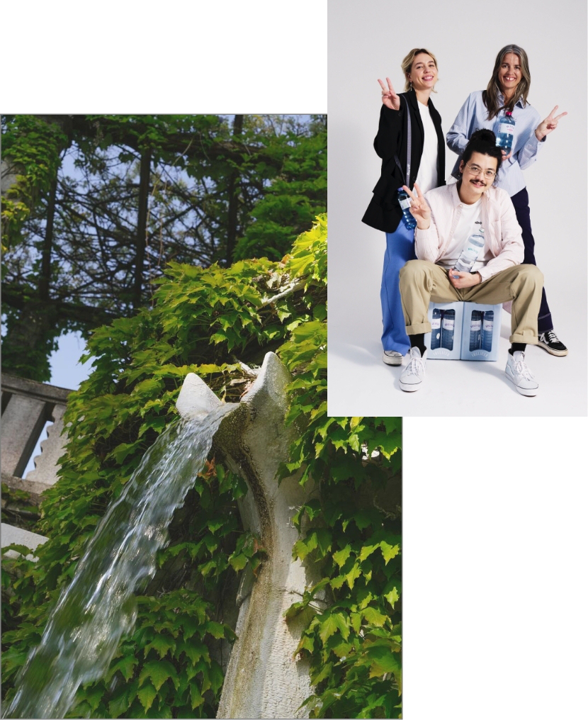 Bild von einem kleinen Wasserfall und von einem Mann und zwei Frauen, die jeweils eine Flasche Vöslauer Mineralwasser in der Hand halten und das V-Sign zeigen