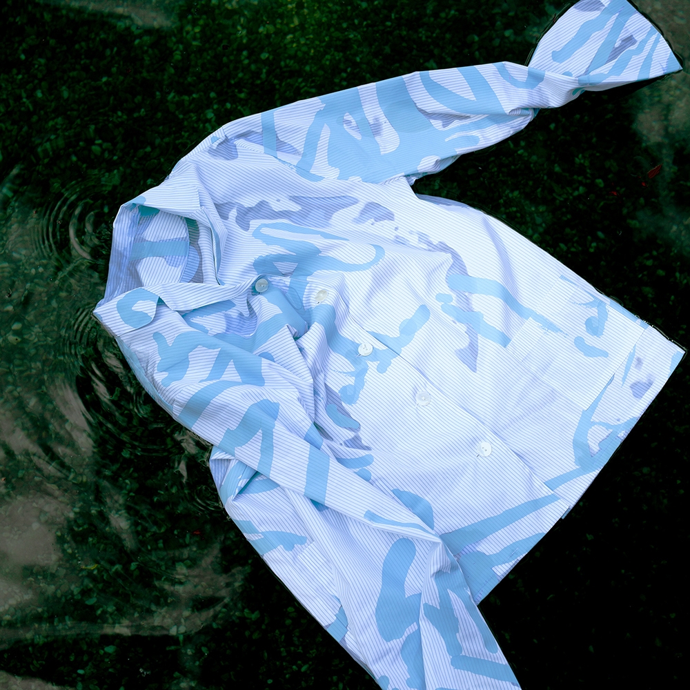 Thermalbad Set by Peter Jellitsch blau auf weiss Hemd im Wasser