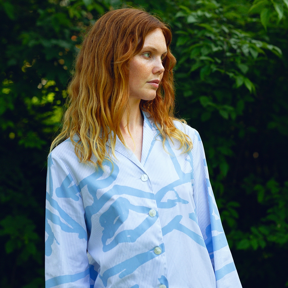 Thermalbad Set by Peter Jellitsch blau auf weiss Model Hemd